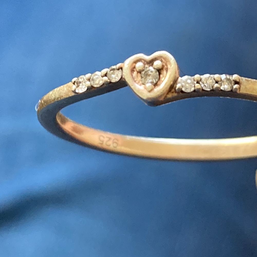 Small diamond sterling silver and rose gold ring. 1.48g